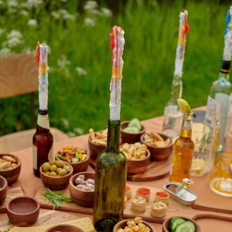 Druppelkaars - Meerkleurig - 26 cm ↑ 2 st Breng uw sfeer naar een hoger niveau met de Multi Color Drip Candle van 26 cm. De vloeiende kleuren creëren een betoverend effect, perfect voor het toevoegen van een dynamisch tintje aan elke ruimte. Afmeting: 26 cm CASA & VIVENTES Druppelkaars - Meerkleurig - 26 cm ↑ 2 st Gewicht: 0g merk: Trendhero B.V.