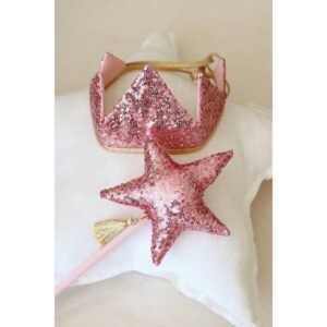 Kroon met "roze pailletten" Er is geen manier om te weten wie je kleintje vandaag wordt en aan welke fantastische avonturen hij of zij zal deelnemen. Dat is precies waarom je je van tevoren moet voorbereiden op de rollen van koning, en koningin, en draak, en heks, en ridder. om er maar een paar te noemen! Kostuums zijn een must-have voor theaterspelen, verkleedbals, verjaardagsfeestjes en talloze fotoshoots. Er is geen land waar koninginnen, prinsessen en heersers het kunnen stellen zonder het belangrijkste machtssymbool: de kroon. Zonder dat is het moeilijk om de majesteit en waardigheid van het ambt te verwezenlijken, en de bevelen die aan koninklijke onderdanen worden gegeven klinken simpelweg minder overtuigend. Gewoon magie!  Het is duidelijk voor alle feeën en tovenaars. Voor het uitspreken van magische spreuken is geschikte uitrusting vereist, zoals magische capes, kronen, kappen en toverstokken. Omdat elk land zijn eigen magische regels heeft, moet je op vrijwel alles voorbereid zijn. Combineer de kroon met een geschikte toverstok om krachtigere spreuken uit te spreken! Dubbelzijdige kroon zorgvuldig gemaakt van hoogwaardig katoen bedekt met roze pailletten. Omdat hij aan de achterkant is vastgebonden, past hij gemakkelijk op het hoofd van zowel een peuter als een ouder. Katoenen stof met pailletten. Stof: pailletten en 100% OEKO-TEX® gecertificeerd katoen. Wastemperatuur: tot 30°C. Kroonlengte exclusief lint: 40 cm. Gewicht: 100g Casa & Viventes kleuren: Wit, Roze Materialen: Katoen, Katoen merk: Moi Mili