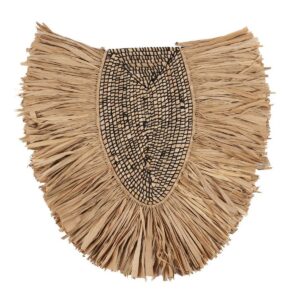 De Nahla Muurdecoratie Naturel Deze wanddecoratie brengt een verfrissende, rustgevende uitstraling in uw ruimte. Het natuurlijke grasmateriaal is zorgvuldig geweven in een ingewikkeld, cirkelvormig ontwerp, waardoor textuur en visuele interesse ontstaat die resoneert met aardse charme. Het organische ontwerp en de natuurlijke vezels brengen warmte en diepte aan elke muur, waardoor het een ideaal middelpunt is of onderdeel van een grotere foto wand. Casa & Viventes Breedte: 5cm Hoogte: 81cm Lengte: 85cm Gewicht: 3000g Materialen: Gras merk: Bazar Bizar Living