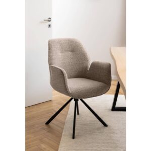 Eetkamerstoel Nora + Armleuning-90x62x61-Zand/Zwart-Stof/Metaal Ontdek de Nora eetkamerstoel een samensmelting van modern design, comfort en functionaliteit. Deze stoel biedt tijdloze elegantie met zijn strakke lijnen en hoogwaardige materialen. Het unieke kenmerk van een swivel voegt een extra laag van veelzijdigheid toe, waardoor de stoel gemakkelijk kan draaien en zich aanpast aan elke situatie. Casa & Viventes Breedte: 61cm Hoogte: 91cm Lengte: 59cm Inhoud: 0.3404L Gewicht: 11g kleuren: Zwart Materialen: Metaal merk: HSM Collection