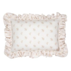 Mousseline sierkussen met roezen "Boho Flowers" Mousseline sierkussen met roezen "Boho Flowers" Ideaal voor slaapkamers en kinderkamers. Gemaakt van hoogwaardige mousseline stof, garandeert het duurzaamheid en een mooie uitstraling. Ons decoratieve kussen biedt comfort, zachtheid en is een perfecte aanvulling op elk interieur. Ze staan ​​prachtig op een fauteuil, op een bed en als aanvulling op onze tipi-set. Kinderen zijn er dol op! Het spelen en spelen kan uren duren en je weet nooit waar het avontuur je naartoe brengt! Maar als je even wilt uitrusten of een dutje wilt doen, kun je het beste een zacht, knus kussen knuffelen... Sierkussens zijn mooi, zeer comfortabel en praktisch. Ze vormen een mooie decoratie van de kinderkamer, maken het uiterst gezellig en creëren perfecte omstandigheden voor dutjes en uiteraard spelen! Maak je eigen kussencomposities van de beschikbare patronen! Mousseline sierkussen met  "Boho Flowers": Een prachtig donzig kussen met een romantische ruche, zorgvuldig genaaid van hoogwaardige mousseline stof die prachtig ligt. Zacht om aan te raken, voor de slaapkamer en de woonkamer. Gevuld met hoogwaardige anti allergische siliconenvezelbolletjes. Je kunt het veilig wassen in de wasmachine, de vulling blijft pluizig en elastisch. De belangrijkste kenmerken van het mousseline sierkussen met roezen "Boho Flowers": ideaal voor de babykamer gemaakt van hoogwaardige mousseline stof zorgt voor comfort, zachtheid en delicatesse aan de touch is een perfecte aanvulling op elk interieur ideaal als verjaardagscadeau, voor een babyshower Kenmerken mousseline sierkussen met roezen "Boho Flowers"" anti-allergene vulling stof: 100% katoen afmetingen: 40 cm x 60 cm wastemperatuur: tot 30° C Casa & Viventes merk: Moi Mili