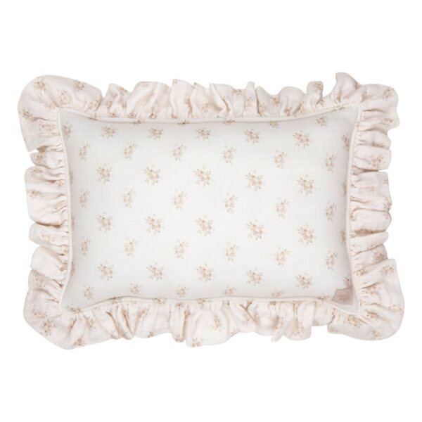 Mousseline sierkussen met roezen "Boho Flowers" Mousseline sierkussen met roezen "Boho Flowers" Ideaal voor slaapkamers en kinderkamers. Gemaakt van hoogwaardige mousseline stof, garandeert het duurzaamheid en een mooie uitstraling. Ons decoratieve kussen biedt comfort, zachtheid en is een perfecte aanvulling op elk interieur. Ze staan ​​prachtig op een fauteuil, op een bed en als aanvulling op onze tipi-set. Kinderen zijn er dol op! Het spelen en spelen kan uren duren en je weet nooit waar het avontuur je naartoe brengt! Maar als je even wilt uitrusten of een dutje wilt doen, kun je het beste een zacht, knus kussen knuffelen... Sierkussens zijn mooi, zeer comfortabel en praktisch. Ze vormen een mooie decoratie van de kinderkamer, maken het uiterst gezellig en creëren perfecte omstandigheden voor dutjes en uiteraard spelen! Maak je eigen kussencomposities van de beschikbare patronen! Mousseline sierkussen met  "Boho Flowers": Een prachtig donzig kussen met een romantische ruche, zorgvuldig genaaid van hoogwaardige mousseline stof die prachtig ligt. Zacht om aan te raken, voor de slaapkamer en de woonkamer. Gevuld met hoogwaardige anti allergische siliconenvezelbolletjes. Je kunt het veilig wassen in de wasmachine, de vulling blijft pluizig en elastisch. De belangrijkste kenmerken van het mousseline sierkussen met roezen "Boho Flowers": ideaal voor de babykamer gemaakt van hoogwaardige mousseline stof zorgt voor comfort, zachtheid en delicatesse aan de touch is een perfecte aanvulling op elk interieur ideaal als verjaardagscadeau, voor een babyshower Kenmerken mousseline sierkussen met roezen "Boho Flowers"" anti-allergene vulling stof: 100% katoen afmetingen: 40 cm x 60 cm wastemperatuur: tot 30° C Casa & Viventes merk: Moi Mili