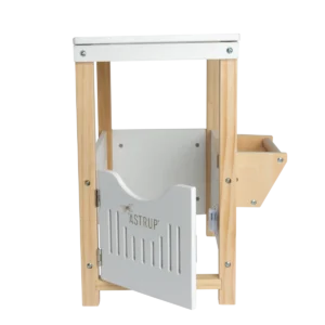 Stal voor 30cm knuffelpony Met ruimte voor één kleine knuffelpony is deze stal perfect voor het huisvesten van een van onze knuffelpony's van 30 cm. Laat je pony zich thuis voelen in deze stijlvolle en stevige stal, waar het kan rusten tussen het spelen en avonturen. De opengaande poort maakt het gemakkelijk voor je kind om de stal te betreden en te interacteren met zijn speelgoedpaard. Ontworpen met aandacht voor detail en functionaliteit, biedt deze stal de perfecte setting voor het fantasierijke spel van uw kind met zijn geliefde knuffelpony. Creëer onvergetelijke avonturen en ervaar de vreugde van het verzorgen en spelen met uw favoriete speelgoedpaard in deze charmante stal - een ideale aanvulling op elke speelgoedcollectie. CASA & VIVENTES Stal voor 30cm knuffelpony Adviesleeftijd 3+ merk: ByASTRUP
