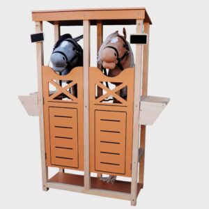 ByToiZZ stal voor stokpaarden Deze moderne stal is speciaal voor ToiZZ Je lieven stokpaarden horen natuurlijk een prachtige houten stal te kunnen staan. Deze stal is geschikt voor de stokpaarden van zowel ByASTRUP als ByToiZZ. Er passen 2 stokpaarden in de stal. Op de twee bijgeleverde naambordjes kaz ByToiZZ stal voor stokpaarden Adviesleeftijd 3+ merk: ByASTRUP