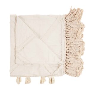 De Berber Bedsprei - Naturel De natuurlijke kleur brengt een kalmerende, neutrale toon in je decor en roept een gevoel van rust en organische schoonheid op, geïnspireerd door de eenvoud van de natuur. De Berber Bed Throw is gemaakt van katoen en biedt een pluche en gezellig gevoel dat perfect is om over je bed te draperen of op te krullen met koude avonden. De duurzame katoenen stof handhaaft zijn schoonheid en comfort in de loop van de tijd, waardoor het een veelzijdige toevoeging is aan uw slaapkamer of woonkamer. Casa & Viventes Breedte: 240cm Hoogte: 1cm Lengte: 300cm Gewicht: 4150g Materialen: Katoen, Katoen merk: Bazar Bizar Living