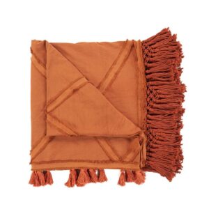 De Berber-bedsprei - Terracotta Deze prachtig vervaardigde worp combineert klassiek ontwerp met moderne luxe en biedt zowel warmte als verfijning aan uw ruimte. De terracotta -kleur beweegt uw kamer met een rijke, aardse warmte, die doet denken aan zonovergoten woestijnlandschappen en tijdloze rustieke charme. Of het nu over uw bed is gedrapeerd, zich op de bank nestelt of gebruikt als een stijlvol accent in uw DCOR. Casa & Viventes Breedte: 240cm Hoogte: 1cm Lengte: 300cm Gewicht: 4200g Materialen: Katoen merk: Bazar Bizar Living