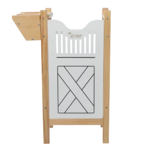 Paardenbox voor 2 Stokpaarden Berg uw Hobby Horses veilig en stijlvol op met onze Horse Box voor 2 Hobby Horses. Deze robuuste paardenbox is ontworpen om zelfs de meest energieke en speelse kinderen te weerstaan en wordt ook aanbevolen voor gebruik in instellingen, waar het een populair element zal zijn in het spel van kinderen. De paardenbox met ruimte voor twee Hobby Horses is geschikt voor alle Hobby Horses, ongeacht de lengte van hun stok. Hij wordt geleverd met een praktische voerbak/hooiwagen, zodat uw Hobby Horses altijd toegang hebben tot versnaperingen en snacks. Hoewel de poort van de paardenbox niet geopend kan worden, zorgen de robuuste constructie en het slimme ontwerp voor eenvoudige opslag en snelle toegang tot uw Hobby Horses. De Scandinavische stijl past perfect in elke speelruimte of kleine kamer en voegt een elegante toets toe aan de speeltijd. Bied de mogelijkheid om uw Hobby Horse-collectie op een leuke en functionele manier te organiseren.  Een ideale keuze voor elke Hobby Horse-liefhebber die zijn Hobby Horses veilig en georganiseerd wil opbergen. Casa & Viventes Adviesleeftijd 3+ Gewicht: 0g merk: ByASTRUP