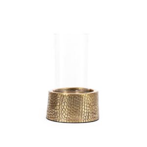 De Croco Kaarsenhouder met Glas - Messing - M Deze stijlvolle kandelaar van messing met een glazen schacht voegt een vleugje plezier en design toe aan uw salontafel, open haard of zelfs uw badkamer. Dit decoratiestuk met crocoprint is met oog voor detail vervaardigd en biedt plaats aan een middelgrote kaars. Crocoprint is altijd trendy! Verkrijgbaar in twee maten. Casa & Viventes Breedte: 14cm Hoogte: 22cm Lengte: 14cm Gewicht: 960g Materialen: Aluminium merk: Bazar Bizar Living