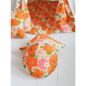 Rond kussen "Picknick met bloemen". Er was eens een mooie prinses die... Boooooring! Mam, we willen avonturen, actie en lange reizen! Amerika, het zogenaamde Beloofde Land, heeft onvermoeibare avonturiers altijd gefascineerd het is onnodig om te zeggen dat het spelen van Indiërs een inherent onderdeel is van een gelukkige jeugd. De nieuwe collectie tovert de kamer van uw kind om tot een echt Bloemendorp! Onze producten zullen zelfs de meest veeleisende liefhebbers van tijd doorbrengen in de natuur aanspreken.  De unieke vintage sfeer van het ‘oude’ Amerika inspireerde ons om een ​​enorm kleurrijke collectie te creëren. De print ruikt bijna naar bloemen die erop zijn afgebeeld, die in balans zijn met een schattig geruit patroon. De producten versierd met de print zijn charmant zoet en hun hippiekleuren doen met nostalgie denken aan het tijdperk van de bloemenkinderen. Dubbelzijdig kussen, tweede zijde gemaakt van beige dik katoen. Gevuld met hoogwaardige anti-allergische siliconenvezelbolletjes. Je kunt hem veilig wassen in de wasmachine, de vulling blijft pluizig en elastisch.Stof: 100% katoen, beide OEKO-TEX® gecertificeerd.Afmetingen: 39 cm x 39 cm. Wastemperatuur: tot 30°. Casa & Viventes merk: Moi Mili
