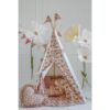 Cotton Tipee Tent met bloemen Afdrukken "Green Garden" bloemen en stijlvolle tent Cotton Tipee Tent met bloemen Print "Green Garden" Het is de perfecte speelbasis voor elk kind. Deze klassieke en stijlvolle tent is een geweldige optie voor jongens en meisjes die graag hun eigen ruimte hebben. Hiermee kunt u gemakkelijk een speelplaats voor uw kleintje regelen. En op warme dagen een beetje schaduw in de tuin of op het terras. Gemaakt van materialen van hoge kwaliteit, het is duurzaam en veilig voor kinderen. De tent is gemakkelijk te monteren en te demonteren, zodat u hem overal kunt verplaatsen - naar de kamer, tuin of terras van een kind. Je kleine avonturier kan lange uren doorbrengen met het verkennen van de wereld en het spelen, maar bij terugkeer heeft hij of zij een plek nodig om te rusten, te eten en plannen te maken voor verdere avonturen. Het is een ruimte voor allerlei plezier. En het heeft een raam met een gordijn om de omgeving te bekijken! Wanneer het spel klaar is, kunt u de tipi terug in de cover verpakken en bijvoorbeeld in de hoek van de kamer opbergen. Het kost niet veel ruimte wanneer het wordt gevouwen, en de cover kunt u gemakkelijk naar buiten nemen. Er is een zak binnen waar kinderen hun speelgoed, boeken en andere schatten kunnen verbergen. De witte achtergrond van de tipi past op elk interieur! Onderdeel van de Wildflowers-collectie De Tipee 'Green Garden'.  De tent past in romantische, lente -meisjeskamers. Kleurrijke, pastelbladen van bloemen leggen het hoofdthema op van de kamerdecoratie. Het gezellige interieur van de kamer met ons creëert zichzelf. Met een tent maak je een hoek voor je kind om te lezen, spelen en ontspannen.  Katoen Tipee Tent met bloemen Print "Green Garden" gemaakt van natuurlijke materialen: 100% katoenen stof en dennenpalen. Dankzij de structuur van vijf mouwen is de tent stabiel wanneer deze wordt opgezet, worden de palen afgerond en in tunnels geplaatst die onderaan worden genaaid. De tipi is perfect om thuis, in de tuin of op het strand te gebruiken.  “Green garden”: 100% OEKO-TEX® gecertificeerd katoen. Stofgewicht: 260. Pine Poles: 180 cm Hoogte wanneer ingesteld: 170 cm Basisiameter: 120/130 cm Wastemperatuur: tot 30 ° C Voor elke bestede tipi voegen we een stabilisator toe om de structuur nog stabieler te maken en gemakkelijker te ontvouwen. Gewicht: 5g CASA & VIVENTES Cotton Tipee Tent met bloemen Afdrukken "Green Garden" bloemen en stijlvolle tent merk: Moi Mili Waarschuwing Tipi tent Let op! De speeltent moet altijd door een volwassene in elkaar gezet worden, vanwege de kleine onderdelen en de noodzaak om het touw goed vast te maken om verstikkings- of verstrengelingsgevaar te voorkomen. Ook dit de tent door een volwassen uitgevouwen te worden omdat er kleine onderdelen aanwezig kunnen zijn zoals. Hou altijd toezicht tijdens het gebruik. Deze speeltent is niet geschikt voor kinderen jonger dan 3 jaar. Attention! The play tent must always be assembled by an adult, due to small parts and the need to securely fasten the string to prevent strangulation or entanglement hazards. The tent should also be unfolded by an adult, as small parts may be present. Always supervise children during use. This play tent is not suitable for children under the age of 3 years.