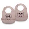 Alfie siliconen korte slabbetje 2-pack met print Maak de maaltijd met kleine kinderen iets minder rommelig met ons siliconen slabbetje met voorvak. Het slabbetje is eenvoudig af te nemen met een doekje of in de vaatwasser te doen.  Casa & Viventes Kleur: Woodrose Kwaliteit: siliconen van voedingskwaliteit (LFGB) Afmetingen: 22,5x29 cm Gewicht: 0g kleuren: Beige Materialen: Silicone merk: Nuuroo