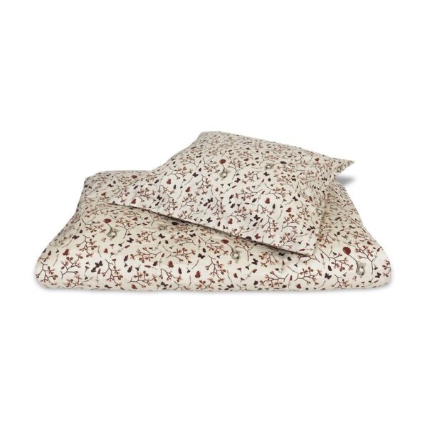 Bera senior bed linen Koala flower Bera bedlinnen is gemaakt van het exclusieve biologische katoen satijn. Satijn is de unieke weving die het bedlinnen ademender en zachter maakt. Het beddengoed sluit met een onzichtbare rits. Casa & Viventes Kleur: Koala Flower Kwaliteit: 100% biologisch katoen Afmetingen: 140x200+60x63 cm merk: Nuuroo