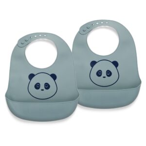 SILICONEN SLAB MET VOORZAK - 2 PACK Maak de maaltijd met kleine kinderen iets minder rommelig met ons siliconen slabbetje met voorvak. Het slabbetje is eenvoudig af te nemen met een doekje of in de vaatwasser te doen. Alfie siliconen korte slabbetje 2-pack met print Kleur: Lood Kwaliteit: siliconen van voedingskwaliteit (LFGB) Afmetingen: 22,5x29 cm Gewicht: 0g Materialen: Silicone merk: Nuuroo