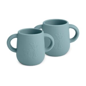 Abiola siliconen cup 2 pack Onze Abiola beker is ontworpen met twee handvatten waardoor kinderen gemakkelijk zelf kunnen drinken. De beker is gemaakt van zachte siliconen, die niet breken als hij op de grond valt. De siliconen zijn geschikt voor levensmiddelen, vaatwasser- en magnetronbestendig. Casa & Viventes Kleur: Lood Kwaliteit: siliconen van voedingskwaliteit (LFGB) Afmetingen: 145 ml. Materialen: Silicone merk: Nuuroo