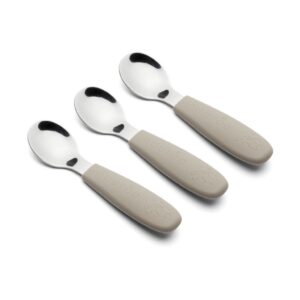 Theodor lepels 3 pack Cobblestone Gemaakt met siliconen handvat voor een veilige grip.Kleur: CobblestoneKwaliteit: Food grade siliconen + roestvrij staalAfmetingen: 13 cm Casa & Viventes Materialen: Hout, Staal, Silicone merk: Nuuroo