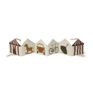 Kit stofboek-Creme Circus Kit Fabric Book is gemaakt om de nieuwsgierigheid en zintuiglijke ervaringen van uw kind te stimuleren. Het boek is gemaakt van 100% biologisch katoen en bevat craquelévullingen. Casa & Viventes Kleur: Crème - Circus Kwaliteit: 100% biologisch katoen Afmetingen: 16x15 cm Materialen: Katoen merk: Nuuroo