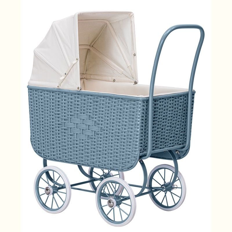 Poppenwagen Retro Rotan blauw Een prachtige poppenwagen voor jarenlang speelplezier. Inclusief matras. Afmetingen: 57x64x32cm Duwstanghoogte 62cm Casa & Viventes kleuren: Blauw Materialen: Rotan merk: ByASTRUP