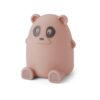 Ella siliconen lamp Panda Zorg ervoor dat uw kinderen zich 's nachts veilig voelen door onze Ella siliconenlamp aan te zetten. Het is gemaakt van 100% zachte siliconen, CE-gemarkeerd en wordt opgeladen via een USB-connector. De lamp heeft de vorm van een panda en zal snel de beste lichtvriend van de kinderen worden. Casa & Viventes Kleur: Woodrose Kwaliteit: siliconen Afmetingen: 10 x 14 cm Materialen: Silicone merk: Nuuroo