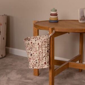 Lumi gewatteerde mandenset Koala Flower Houd de benodigdheden van uw baby georganiseerd in onze gewatteerde mandenset. De mand is gemaakt van 100% biologisch katoen en is praktisch om op de commode, in de kinderkamer of in de badkamer te hebben staan. Kleur: Koala FlowerKwaliteit: 100% biologisch katoenAfmetingen: Groot: L 23 x B 14 x H 19 cm, Klein: 15 x B 12 x H 17 cm Casa & Viventes Materialen: Katoen merk: Nuuroo